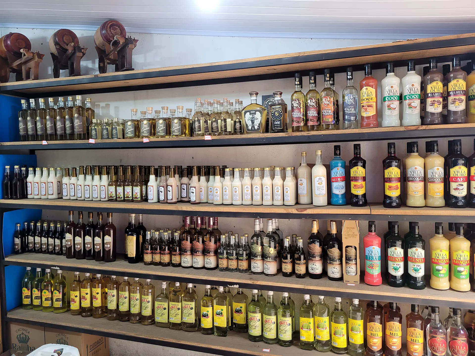 Prateleiras com garrafas de cachaça e licor