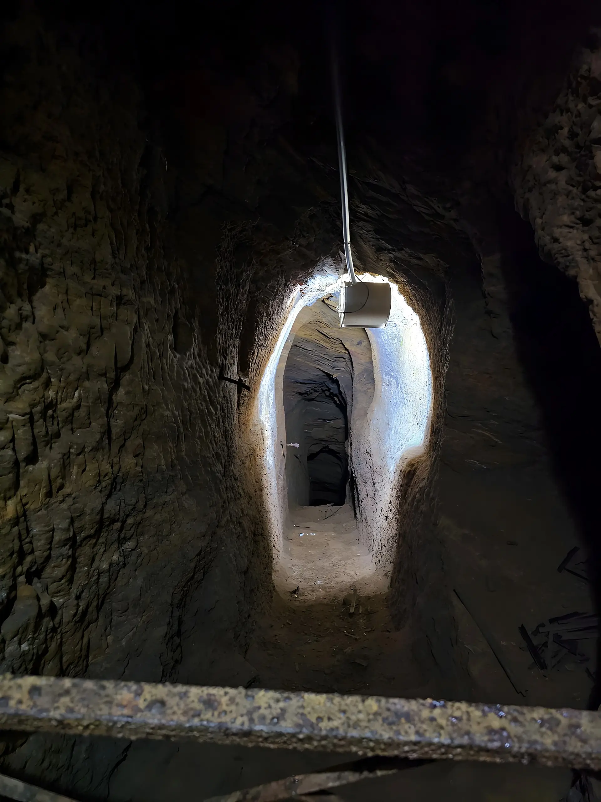 Boca do túnel iluminada na rocha