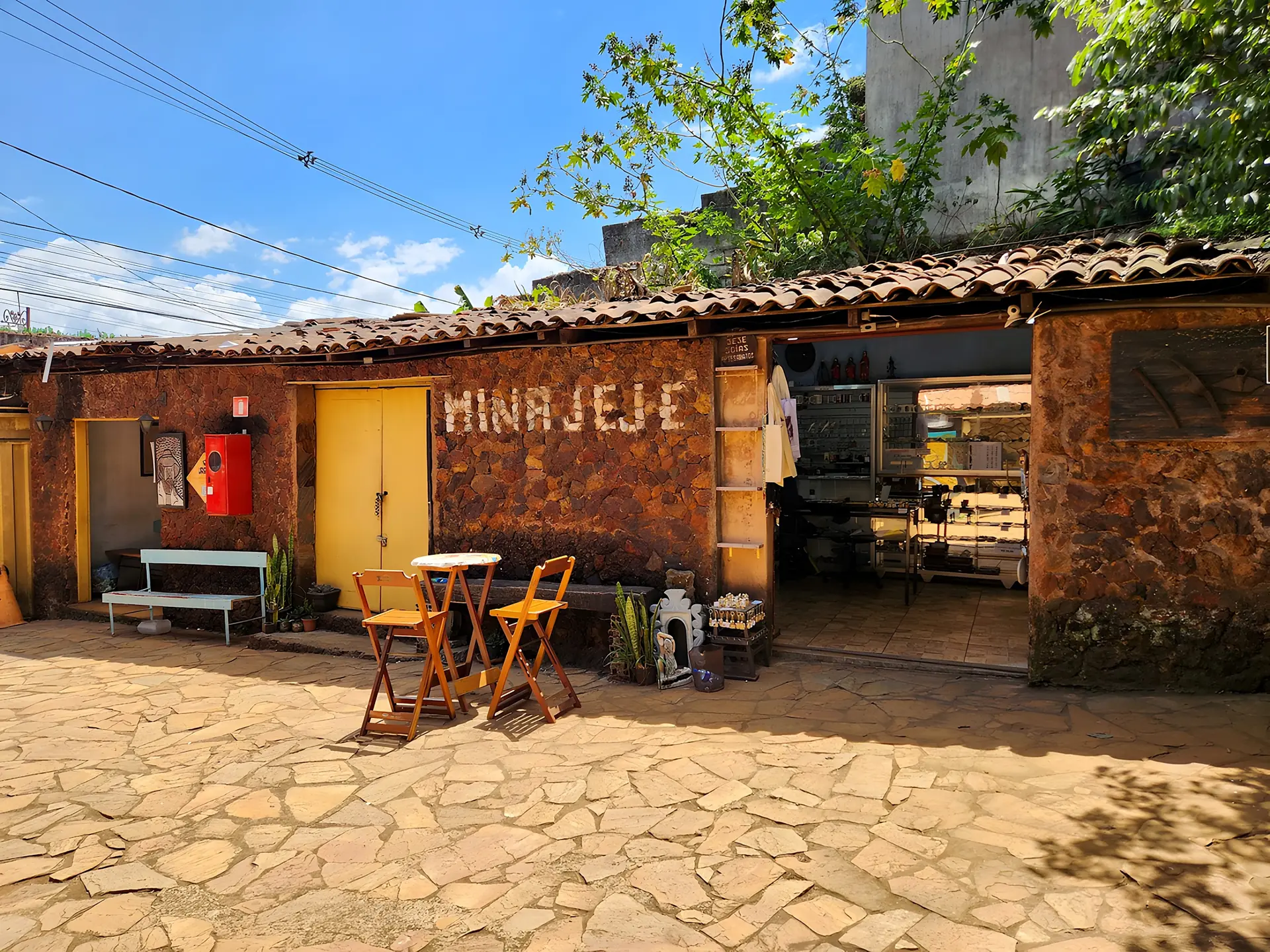 Casinha colonial da recepção com o nome Mina Jeje