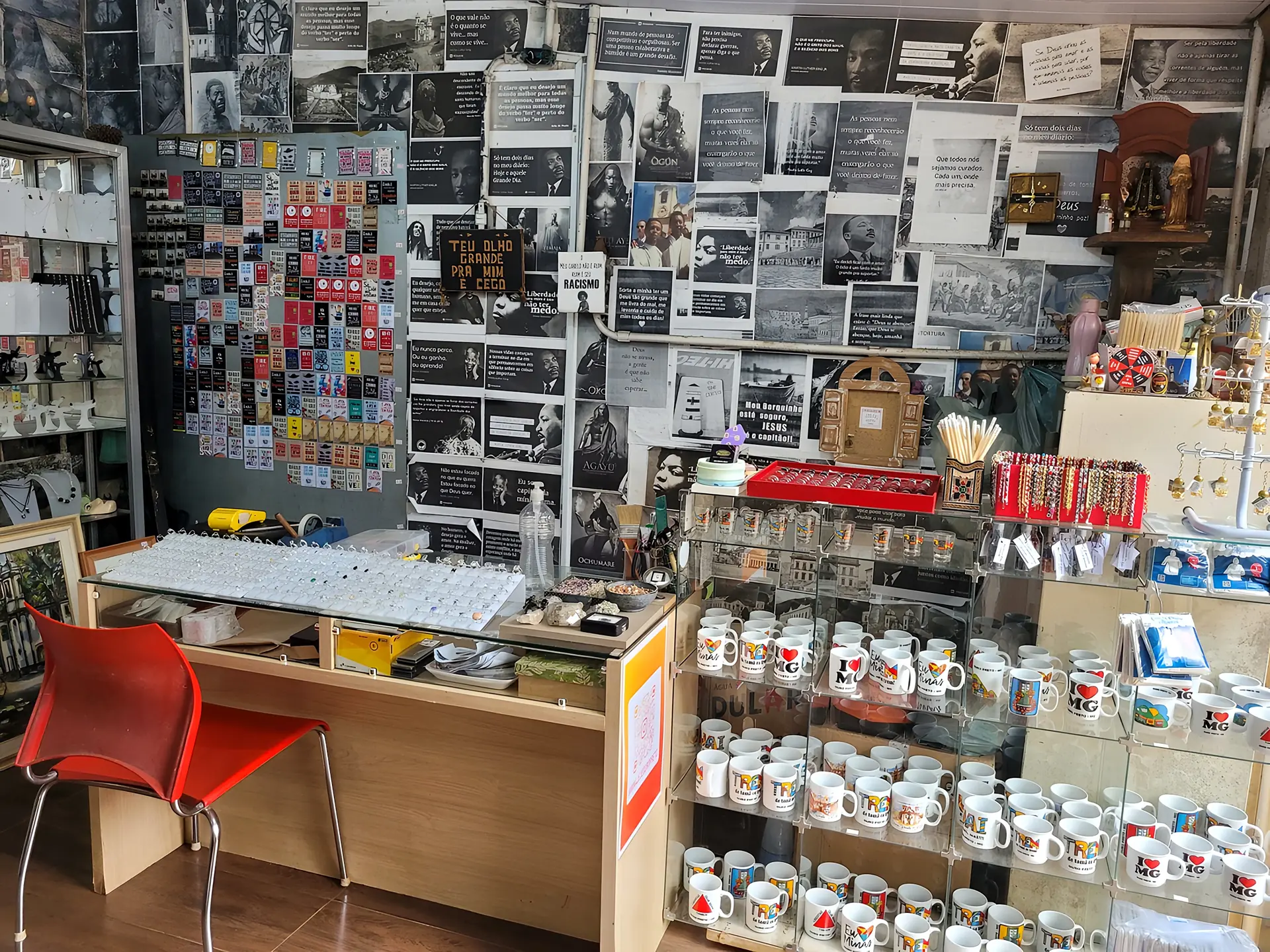 Lojinha com artesanato, fotos e lembranças