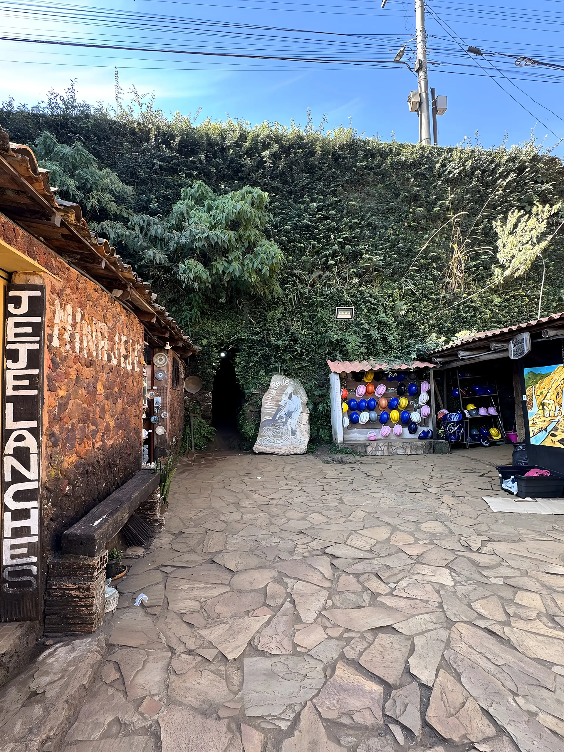 Pátio de pedra na entrada da mina, com lojinhas